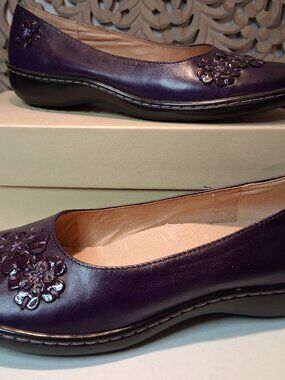 New in box Hush Puppies Floral Deep Purple Leather Skimmer Flats size 8 Grape